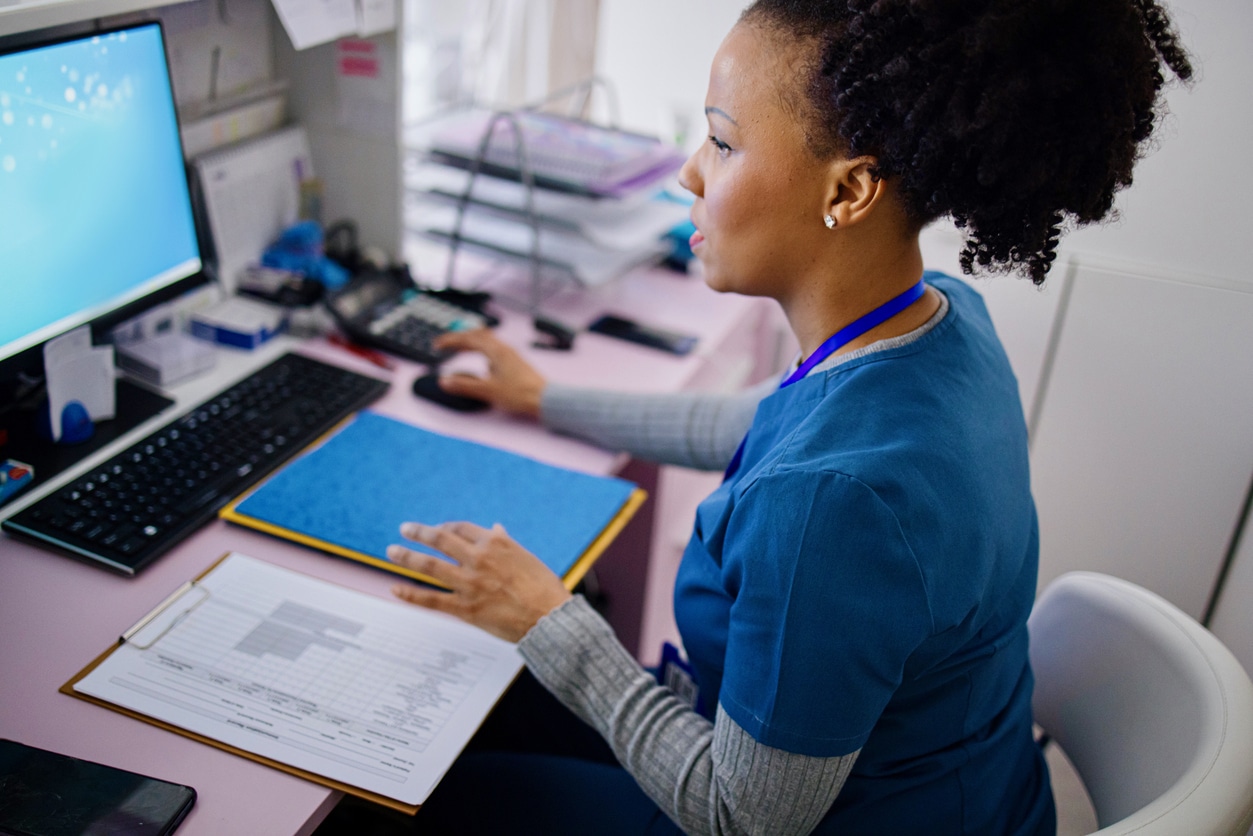 Travel medical assistant performing administrative tasks for medical office
